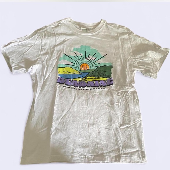 H&M • Graphic T - Picture 1 of 2